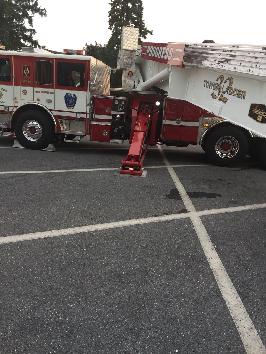 ProgressFire32's tweet image. Just some factory training with the Seagrave Rep last night and looking at the street level scrub angles.......still had some more room to go! #aerialscope #Towerladder32