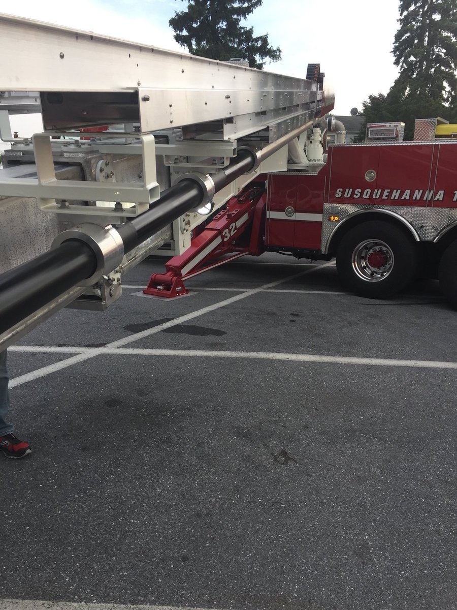 ProgressFire32's tweet image. Just some factory training with the Seagrave Rep last night and looking at the street level scrub angles.......still had some more room to go! #aerialscope #Towerladder32