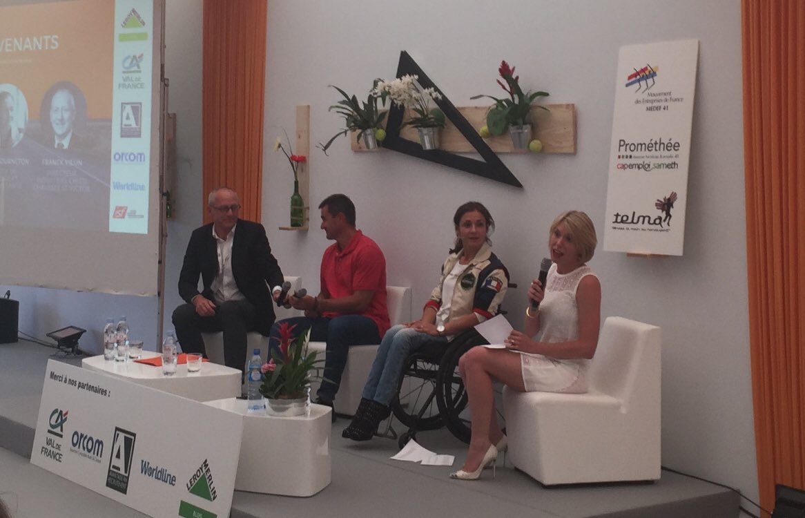 DenisBauduin's tweet photo. Hier aux internationaux de tennis de Blois, soirée « entreprise, sport et handicap », dont @AVANTAGERH  était partenaire ... témoignage poignant et inspirant de Dorine Bourneton, première femme paraplégique pilote de voltige #telmah #medef41 https://t.co/BJAJ9xvQvE