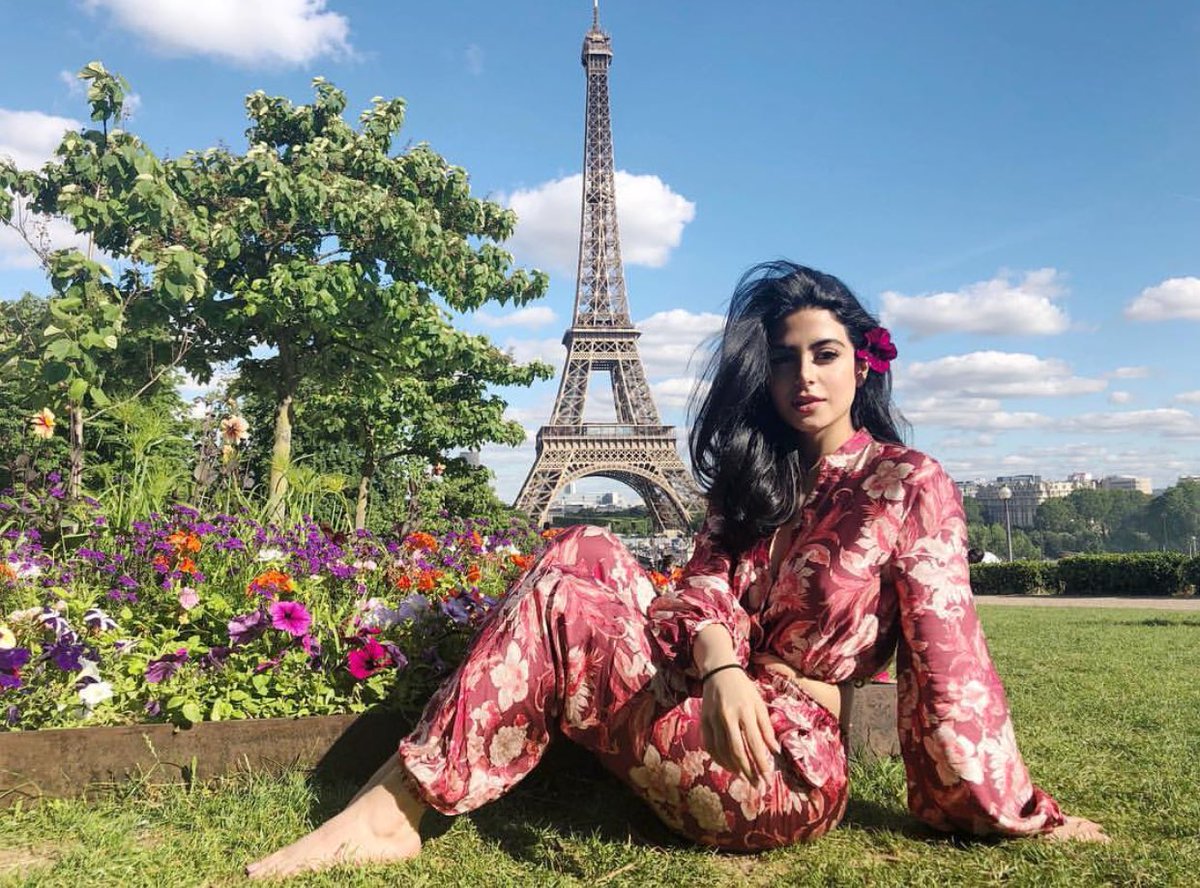 📸| Nova foto da <a href="/EmeraudeToubia/">Emeraude Toubia</a> em Paris. Lindaa!