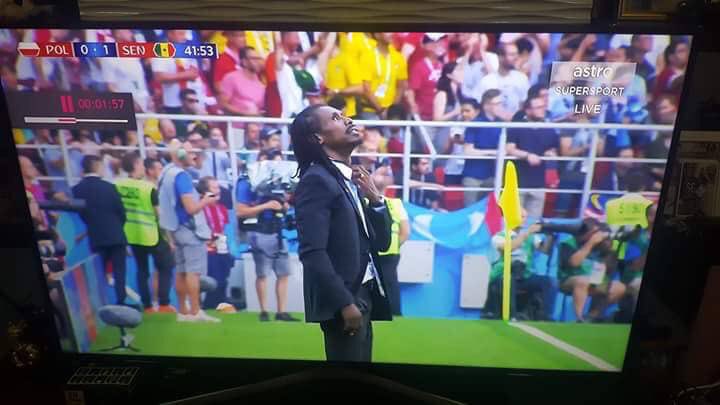 HermyRahim's tweet photo. Hahahahahahhahaha what the fuck bendera PKR dekat rusia! https://t.co/gwWiN2Chim