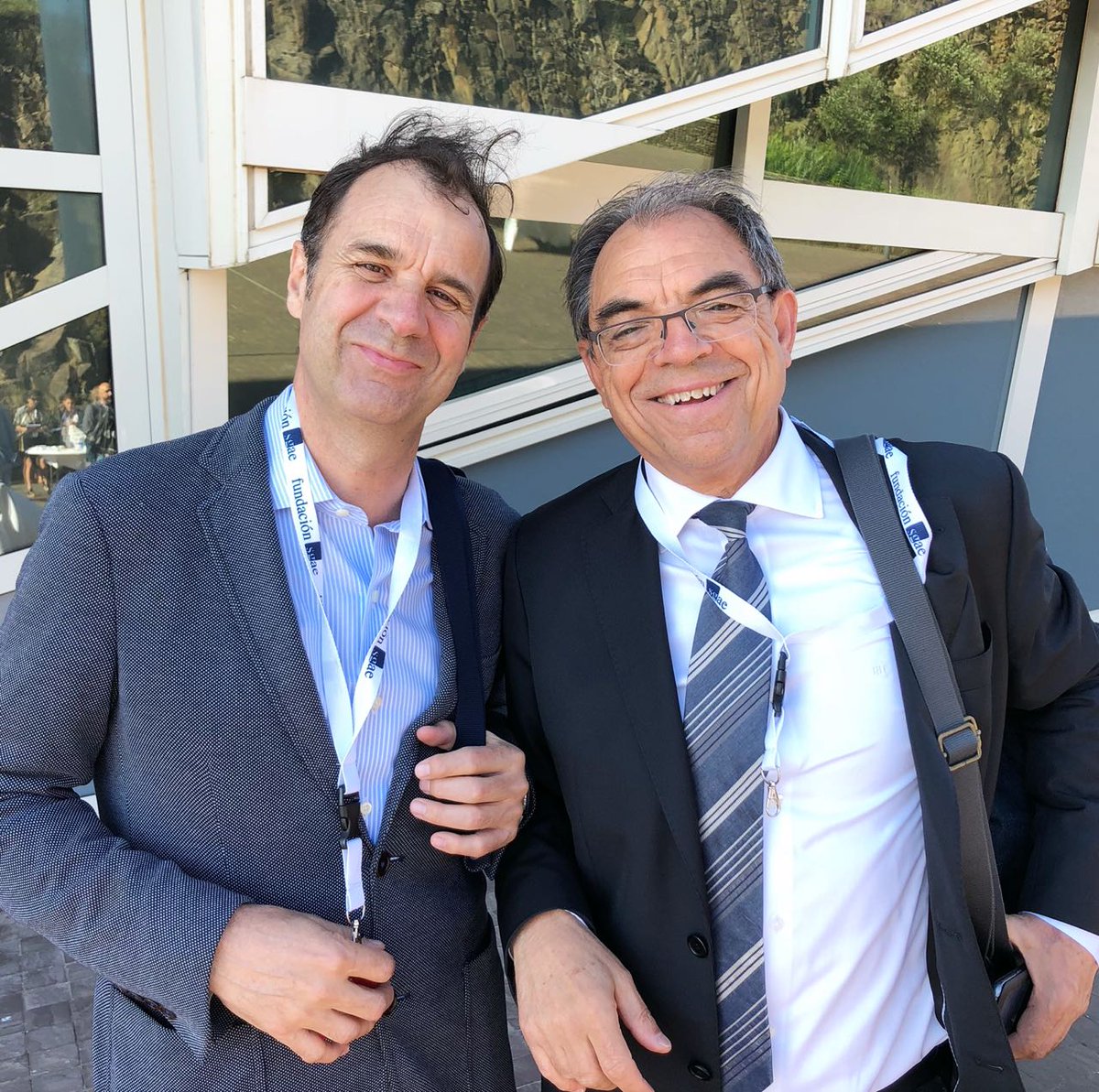 prensario's tweet photo. #ConectaFICTION2018: @rtve emite dos ep diarios de #CentroMedico, una docu-serie producida por @ZebraEs para la que se ha desarrollado además un app informativa. El programa licenciado en @hitn. Foto: José Velasco, direc de @ZebraEs con Rodolfo Dominguez, direc comercial de @rtve https://t.co/jNjrtu0U5c
