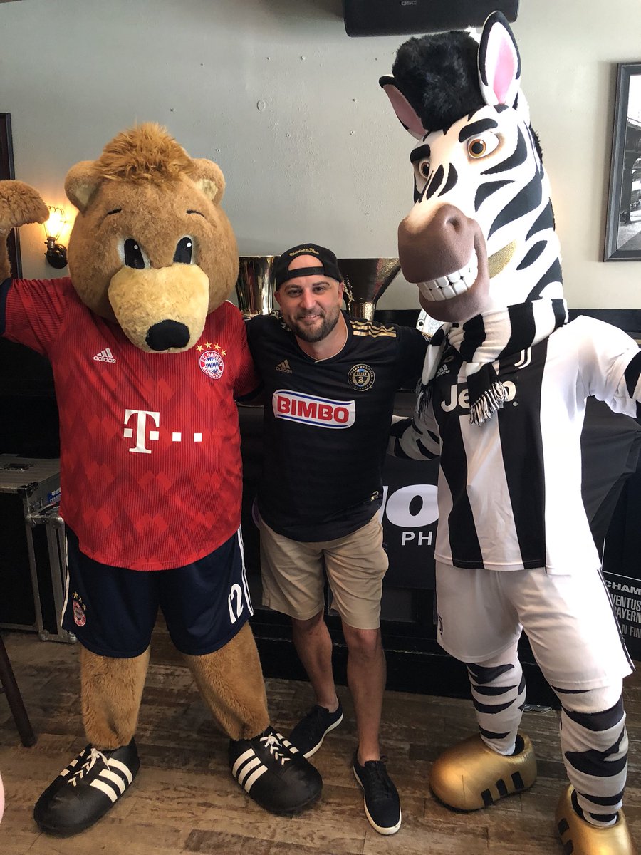 Sean_Brace's tweet photo. Let's get weird @SmithsBarPhilly! @Q102Philly @iHeartRadio https://t.co/RomK2G6drD