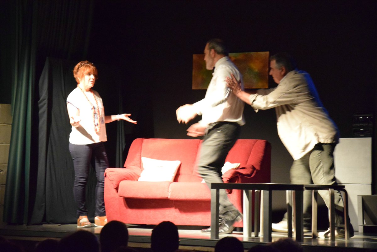 salipebreolot's tweet photo. Grup de Teatre 'SAL i PEBRE' a la segona representació de l'obra de Paco Mir 'NO ÉS TAN FÀCIL', el passat dissabte 16 de juny al Casal de Bonavista d'Olot. #salipebre #teatre #olot #olotcultura #garrotxa #catalunya https://t.co/iuEy8eQMPb