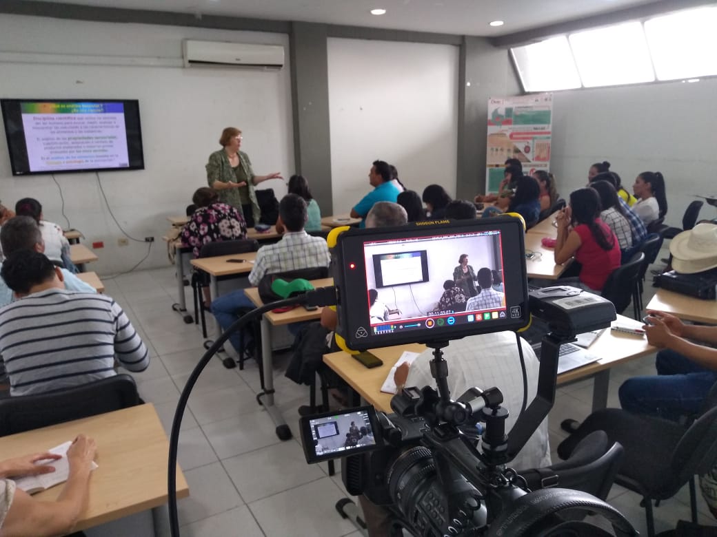 PVDLabFlorencia's tweet photo. El Punto vive digital Lab Florencia, realizando el cubrimiento de las actividades en el marco del Congreso Internacional “Theobroma para la Paz” - “Transformando Vidas”, Celebrado en Villavicencio. Cátedra: Análisis sensorial de Cacao 😃😎👍@ViveLabs @Ministerio_TIC @AppsCo https://t.co/zC6Upkvgcu