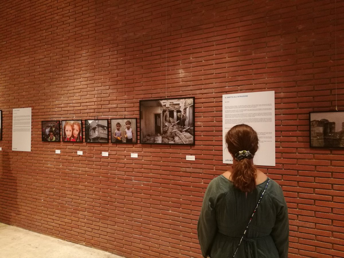 AuditoriumPdM's tweet photo. Al via #Lifeinsyria, sguardi su Aleppo e Idlib. Una retrospettiva che immortala l'attivismo civile nelle foto di autori del nord della Siria. Trovate tutti gli scatti nel Foyer Sinopoli. https://t.co/15pKeVpY6c