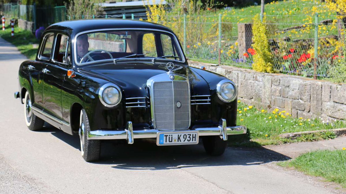 MercedesBenz_DE's tweet image. Ein Herz für Klassiker: Auf dem #Daimlerblog stellt unser Mitarbeiter Wolfgang Kufner seinen „Ponton-Mercedes“ Typ 180 vor. Lest mehr: mb4.me/ponton-mercede…