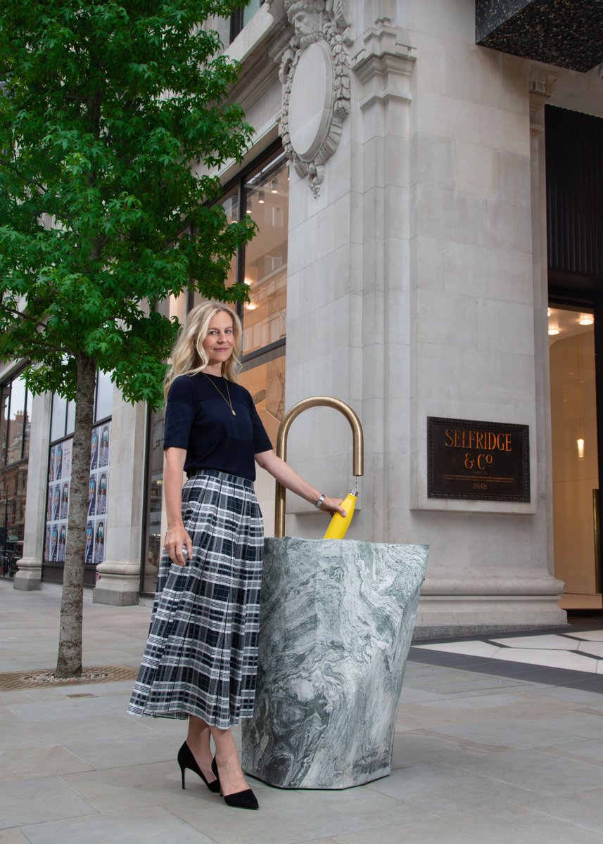 #SelfridgesLondon has installed a public water fountain to reduce plastic use. Adults in UK buy 7.7 billion single-use plastic water bottles each year (150 per person!) In 2018 Selfridges removed all single-use carbonated drinks bottles from their stores #OneLess #WorldOceansDay