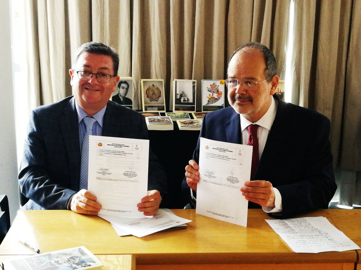 EmBolMexico's tweet photo. #Ahora en el @CIALCUNAM se realiza la donación de la colección de la @biblio200bol sigue el acto aquí ⬇️ https://t.co/PNrVBuyNeS https://t.co/MBKh5Ng0Yl