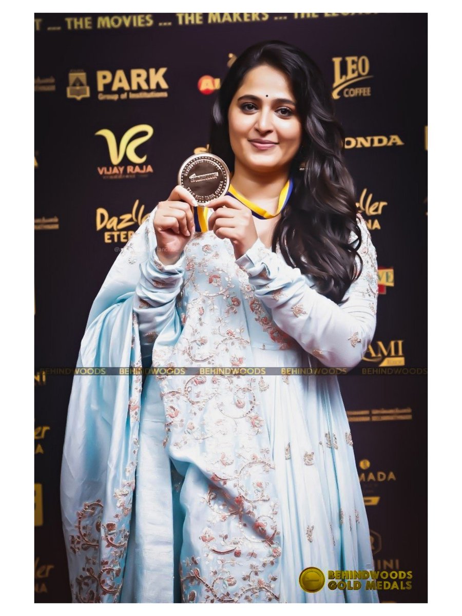 AnushkaShettyTM's tweet image. Beautiful angel #AnushkaShetty posing with her Behindwoods Gold Medal 🥇 - Best Actor in a Leading Role Female for  #BaahubaliTheConclusion!!😍😘🌟 #Devsena #Anushka #AnushkaShetty #behindwoodgoldmedals2018 @behindwoods