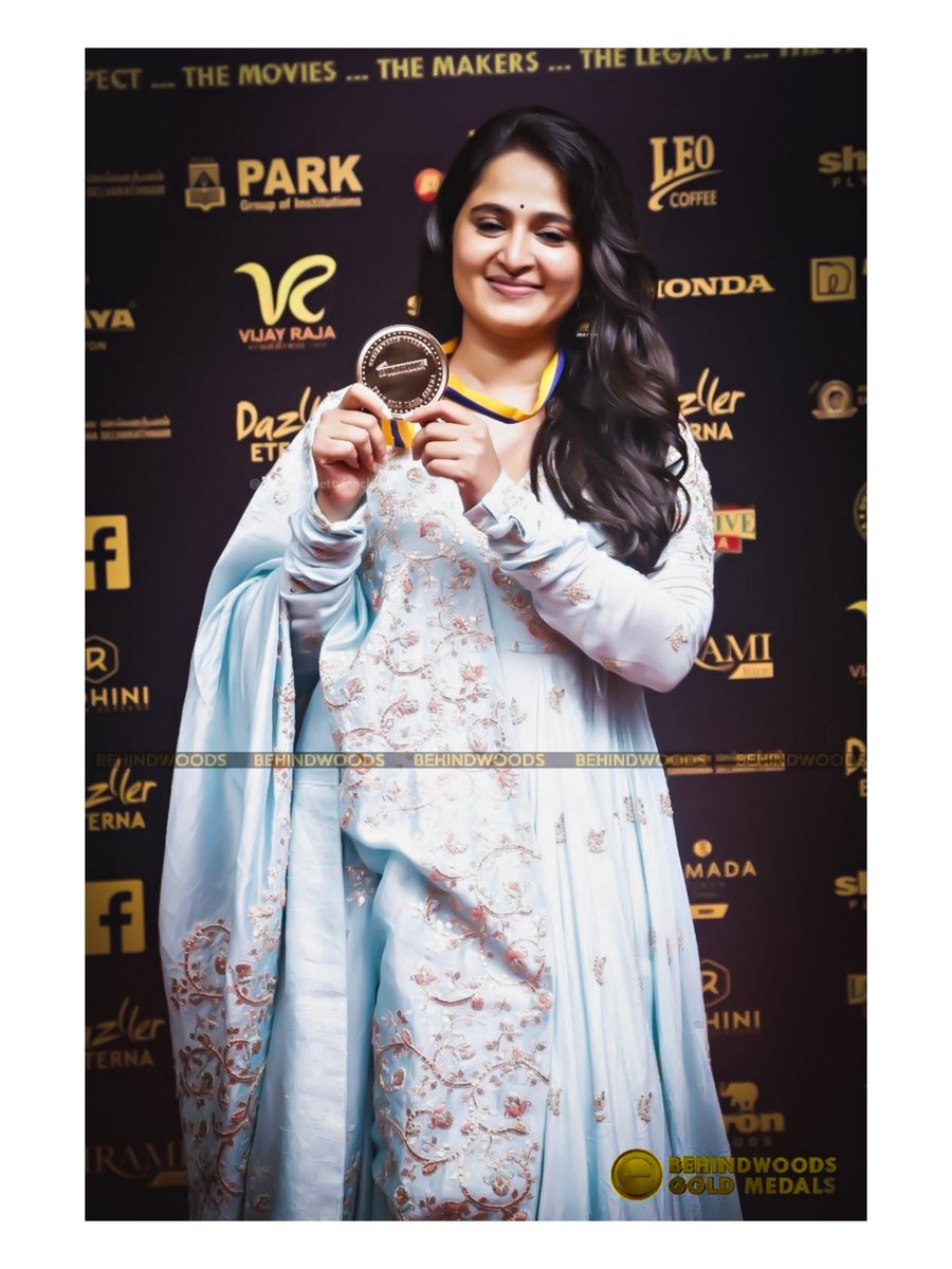 AnushkaShettyTM's tweet image. Beautiful angel #AnushkaShetty posing with her Behindwoods Gold Medal 🥇 - Best Actor in a Leading Role Female for  #BaahubaliTheConclusion!!😍😘🌟 #Devsena #Anushka #AnushkaShetty #behindwoodgoldmedals2018 @behindwoods