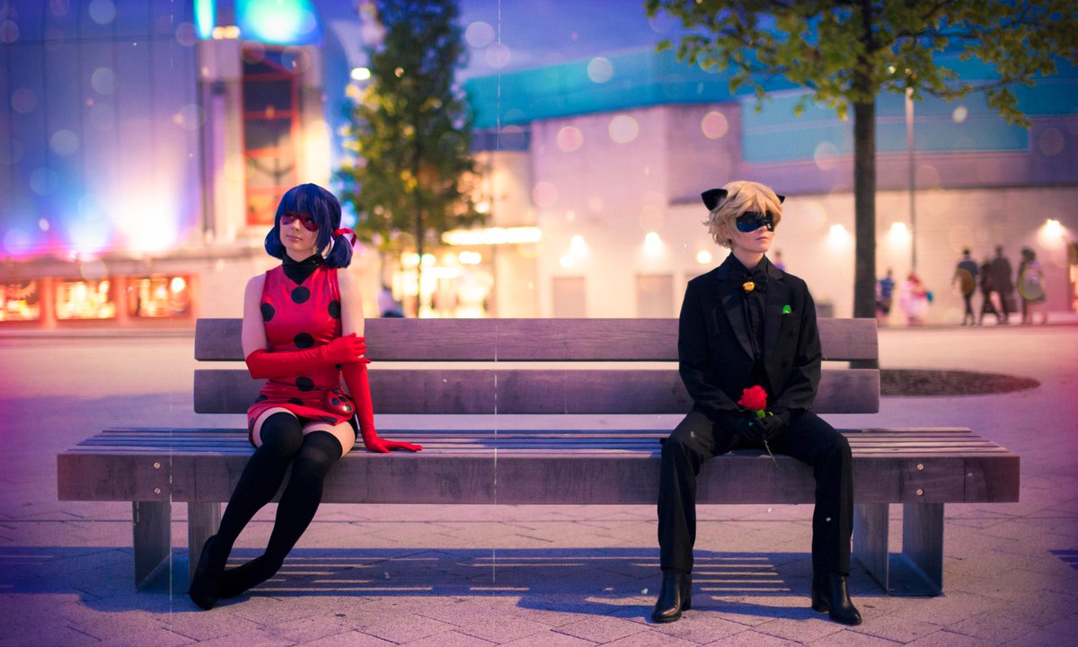 Tealeath's tweet photo. ''Je t'aime 🌹My lady~''
@Isamiaella as Chat 
Photos by Haichi

#Miraculousladybug #ladybug #chatnoir #cosplay #ladynoir #love #Miraculous #rose https://t.co/UO4NlncU33