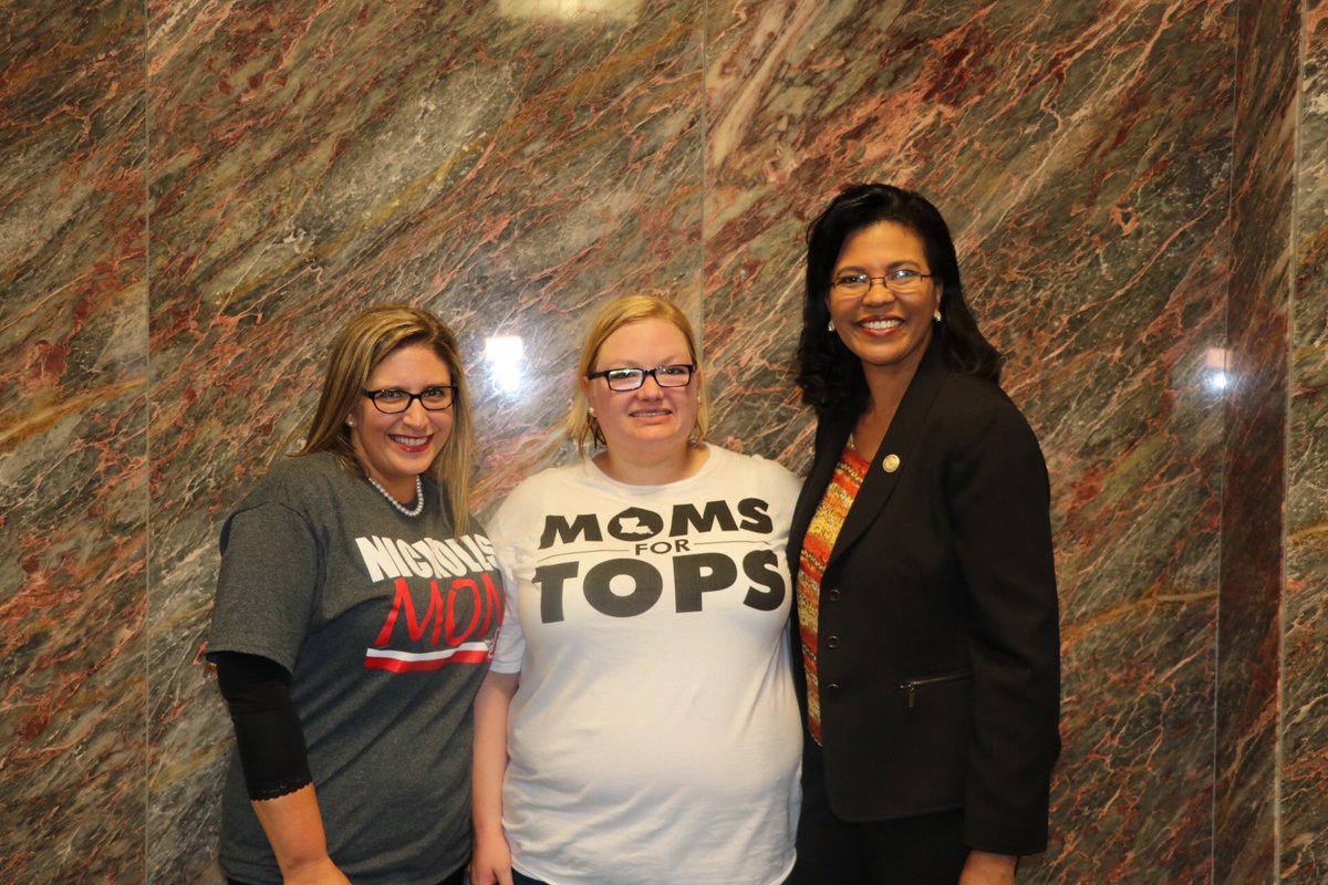 LA_Regents's tweet photo. Commissioner @KimHunterReed with Kristen Callais, Paula Rome and our #TOPSMoms at the Capitol today >> #SupportLaHigherEd #LaLege #LaGov #TOPS @LOSFA https://t.co/hoo1K70ovG