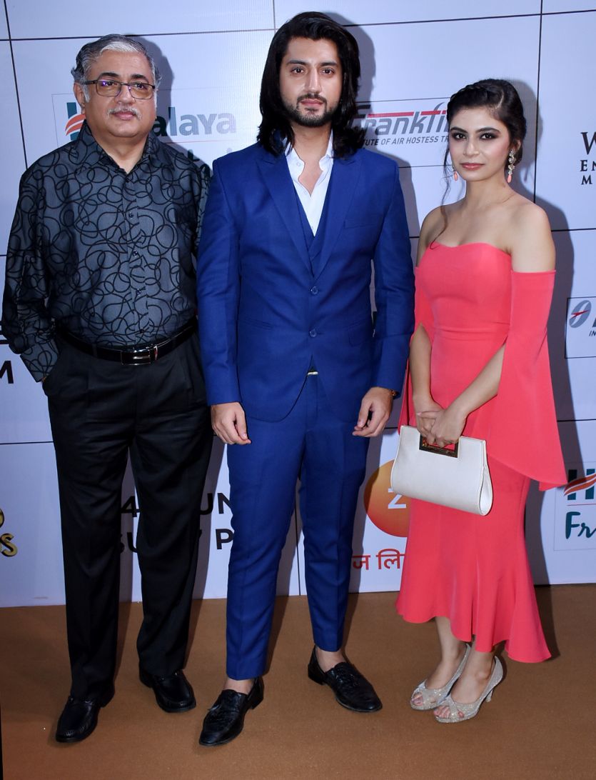 blazing_scars's tweet photo. The picture perfect of fam 😍 wowness tempting the simplicity of love @KUNAL_JAISINGH @sresthb with Dad is so beauty ❤
#KunalJaisingh #Ishqbaaaz https://t.co/uoDkkKrOMR