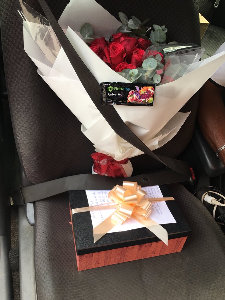 thegiftplug's tweet photo. UPDATE:  What’s better than saying happy birthday with a bouquet of fresh roses and a box of a little extra stuff with a very sweet handwritten note.😉 #TheGiftPlug https://t.co/eDjZyWccRQ
