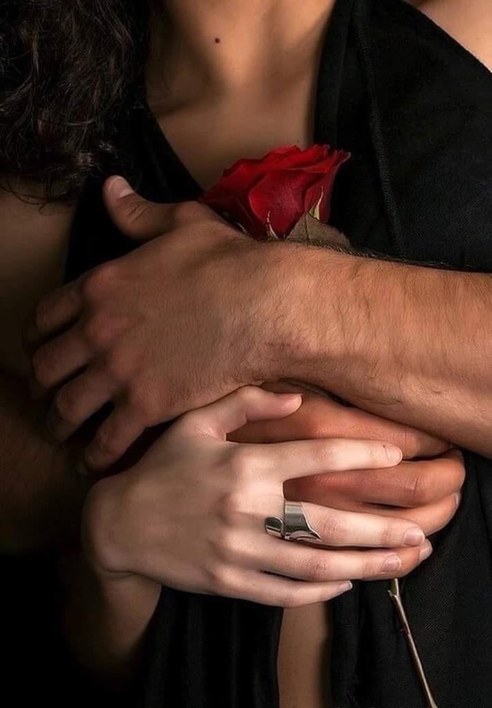 حاولت سرقة قلبه ؛
ف دافع عن نفسه و سرق قلبي..

#الباحث