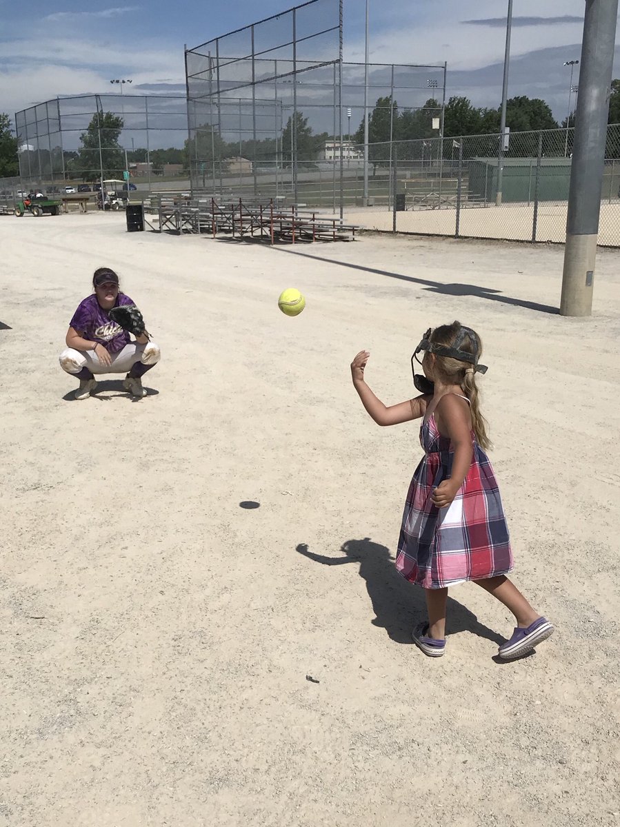 ChristyLReeves's tweet photo. And would it even be a Chicks Softball event if @SaylerTodd didn’t take a surprise selfie on my phone?!?! Kinley also, wanted to help out with pitching! #becomingmyfavphotos #surprisepics #futurechick #ChicksSoftball https://t.co/l2g3lJEYRY