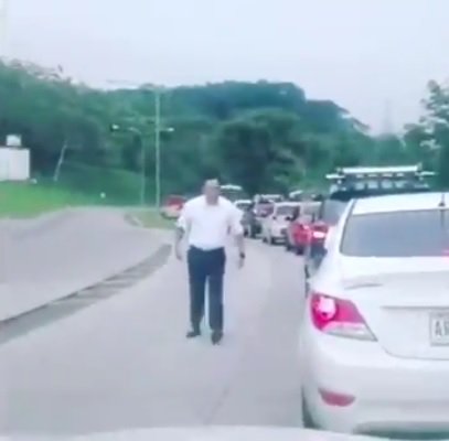 policiadepanama's tweet photo. #IDENTIFICADO Unidades policiales #AEstaHora realizan acciones operativas para capturar a un conductor que trató de agredir a otro conductor, como se aprecia en un #VIDEO que circula en Redes Sociales. #LlamaAl104 https://t.co/PDL7BG7yjM