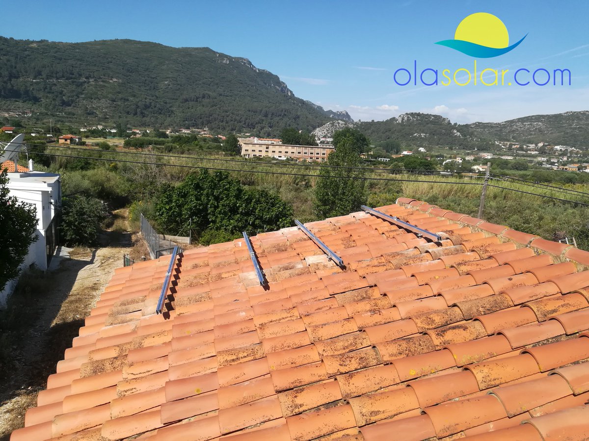 solar_ola's tweet photo. Montaje| Casa de campo1,08kWp para abastecer consumos estacionales. ¡ Que mejor manera de aprovechar el sol! 🌞🔋👨‍🔧👩‍🔧🦎

+info técnica https://t.co/9cZAh7BpCg https://t.co/fk9PFwJ6Ar