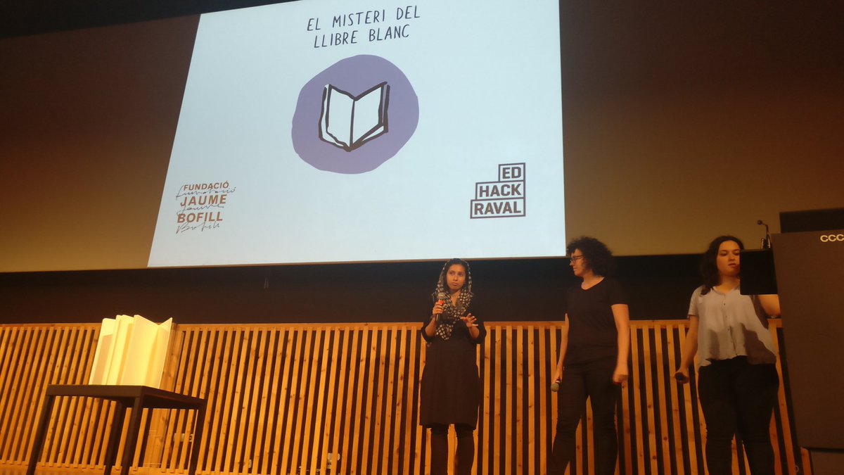 TotRaval's tweet photo. El Misteri del Llibre Blanc, que ofereix una metodologia que fomenta una #educació personalitzada, d'aprenentatge experiencial i d'autoconeixement, gamificada, tanca la part de presentació de projectes. #EDhackRetorn #edhackRaval #raval https://t.co/dLHt3gaMGl