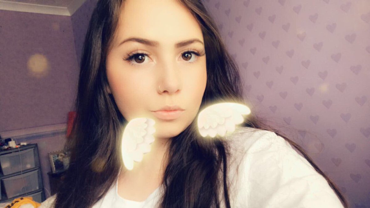 heavenlyenergy's tweet image. #selfiesforariana #thelighthasarrived don’t forget to preorder sweetener tonight ♡ @ArianaGrande