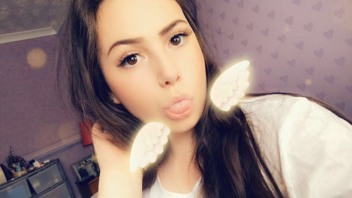 heavenlyenergy's tweet image. #selfiesforariana #thelighthasarrived don’t forget to preorder sweetener tonight ♡ @ArianaGrande