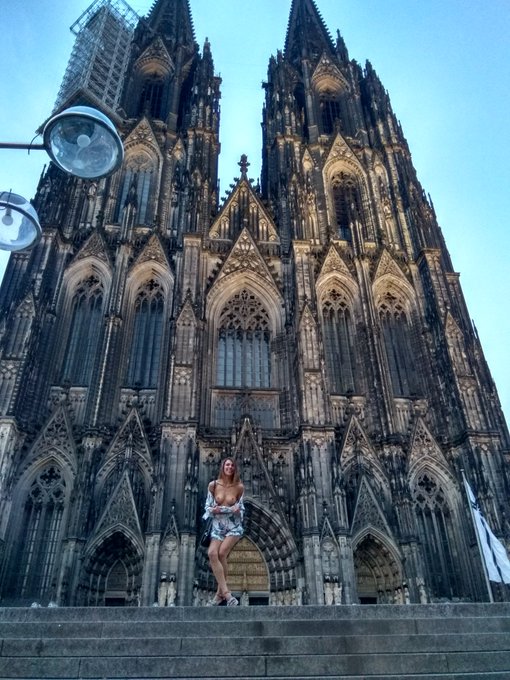 When having fun with friends, even while taking a photo on the background of the cathedral... https://t<a href="/tag/%D0%BD%D0%BE%D0%B2%D0%B0%D1%8F%D0%B0%D0%B2%D0%B0%D1%82%D0%B0%D1%80%D0%BA%D0%B0"class="tags"><span>#новаяаватарка</span></a>