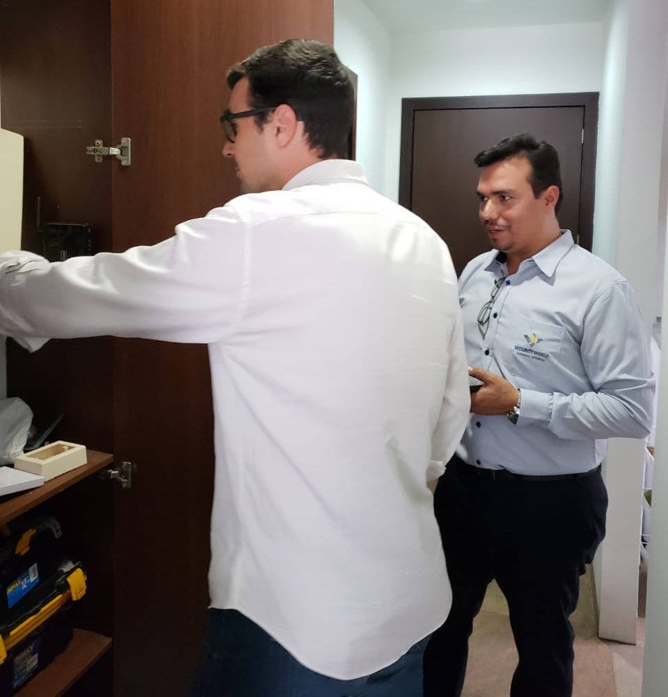 aguschmer's tweet photo. Listo. Antes que empiece el próximo partido, recibo las últimas instrucciones de #SecurityWorld por las nuevas alarmas y sensores de mi casa. No hay muchas cosas más importante que saber que tu familia está realmente segura. Verdad? https://t.co/4FQ4ukprbr