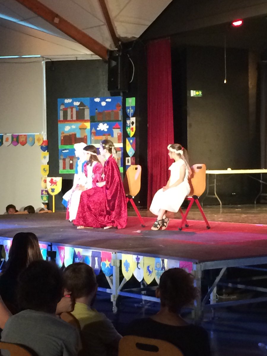 Au spectacle joué par des enfants de l’école du Parc. Des rires, de la joie pour tous les parents et grands-parents mais aussi pour les frères et sœur. Une très belle soirée familiale ! #SaintrySurSeine