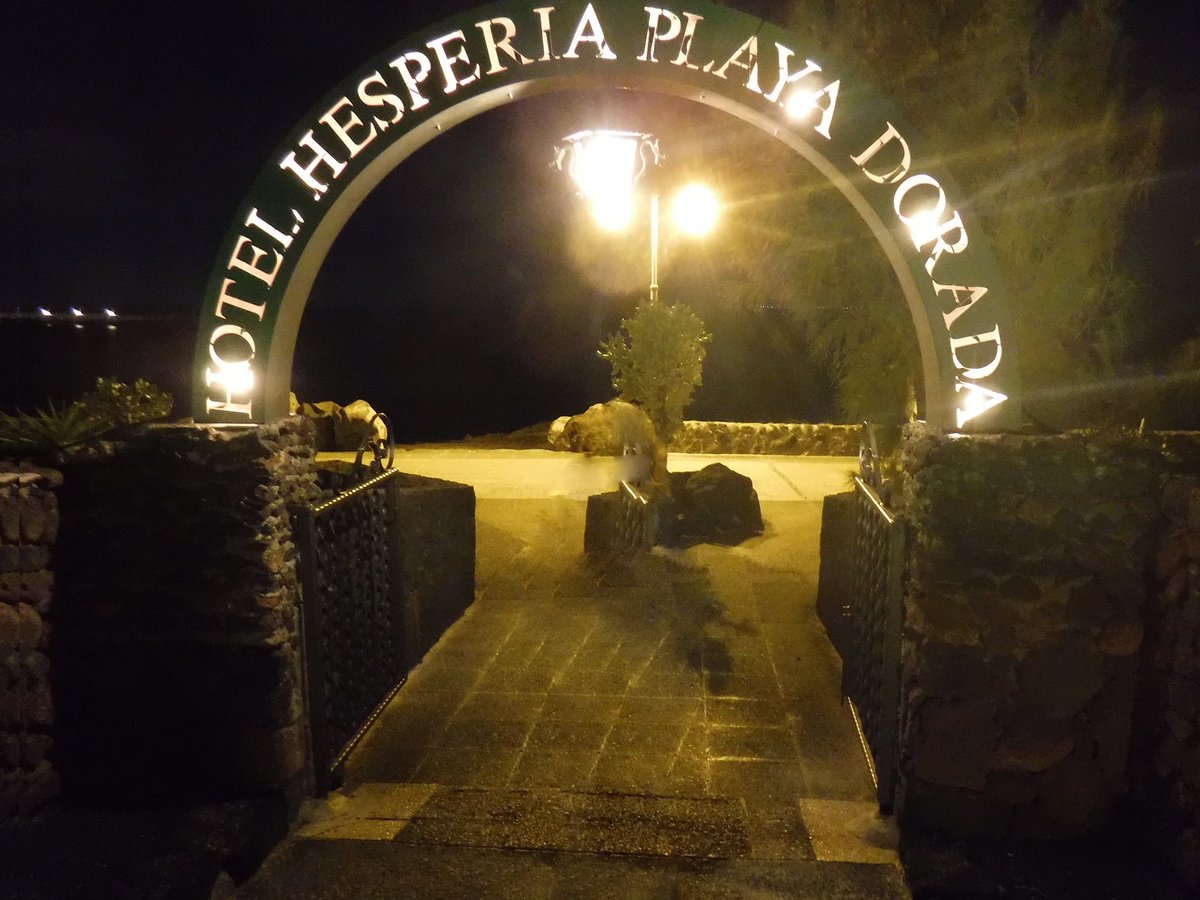 Oggi vi mostriamo l'hotel in qui alloggiavamo #hesperialanzarote

La nostra camera aveva il balconcino vista mare, uno spettacolo !
Oltre alla palestra e ai campi da tennis, l'hotel aveva ben 6 piscine, ma noi eravamo sempre in spiaggia,  che si trovava proprio di fronte :)