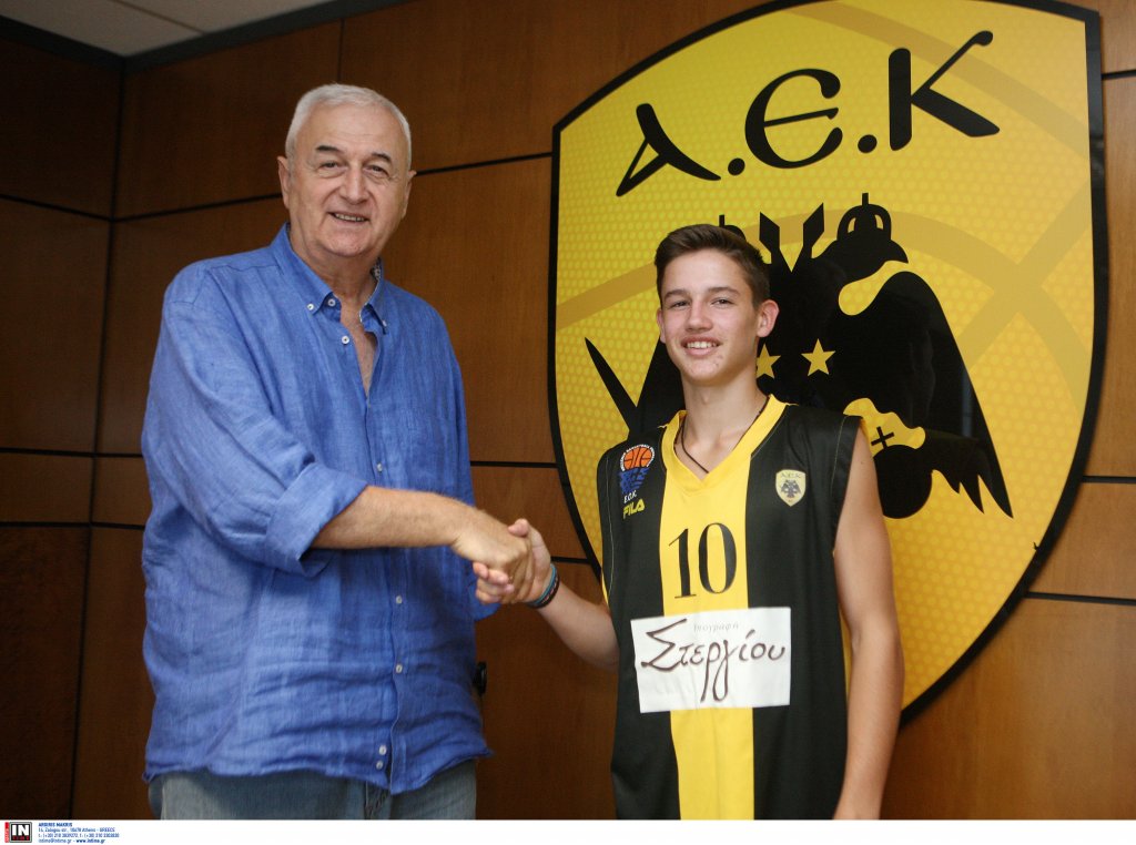 basket24gr's tweet photo. Η Κύπρος συνεχίζει να στέλνει ταλεντάκια στα τμήματα υποδομής των ελλ ομάδων. Βεζένκοφ (Άρης), Χριστοδούλου (Μαντουλίδης-Ολυμπιακός-Ρέθυμνο), Γιανναράς (ΠΑΟΚ).
Τελευταία περίπτωση ο 16χρονος 🇨🇾🇬🇷 guard Φίλιππος Τίγκας (Αστέρας Μέσα Γειτονιάς) που εντάχθηκε στην ΑΕΚ (εφηβικό). https://t.co/t3OqtblxAR