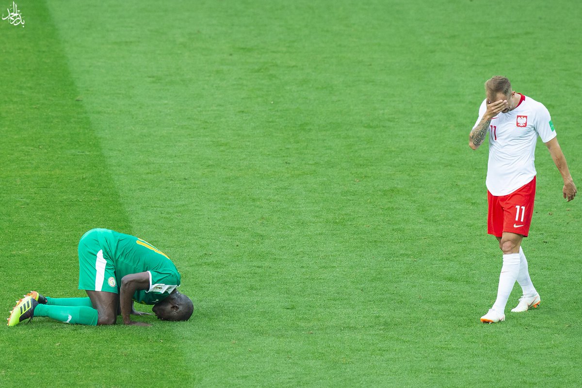 BaderAlHamad5's tweet photo. نجم ليفربول ساديو ماني وقف داعياً لله قبل المباراة، الختام كان سجود الفائزين شكراً لله بعد الإنتصار على بولندا 🇸🇳
#Russia2018
#FIFAWorldCup
#POLSEG
#sengal https://t.co/JTOiK6e6B3