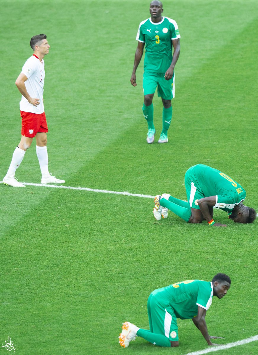 BaderAlHamad5's tweet photo. نجم ليفربول ساديو ماني وقف داعياً لله قبل المباراة، الختام كان سجود الفائزين شكراً لله بعد الإنتصار على بولندا 🇸🇳
#Russia2018
#FIFAWorldCup
#POLSEG
#sengal https://t.co/JTOiK6e6B3