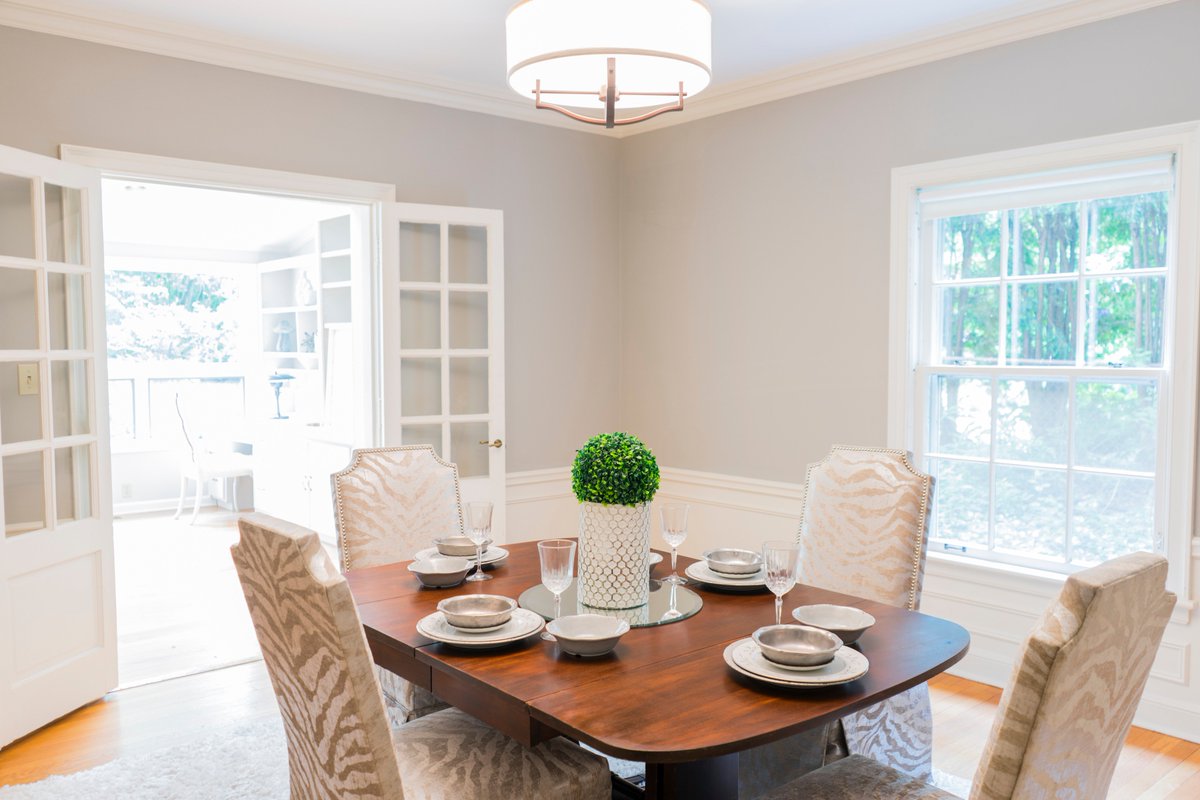 VntgHome's tweet photo. The secret to selling your home quickly (and for top $$$)? VNTG Staging! Check out one of our latest projects in Shaker Heights. #LiveBeautifully #forsale #Realty https://t.co/qPtpOnuOML