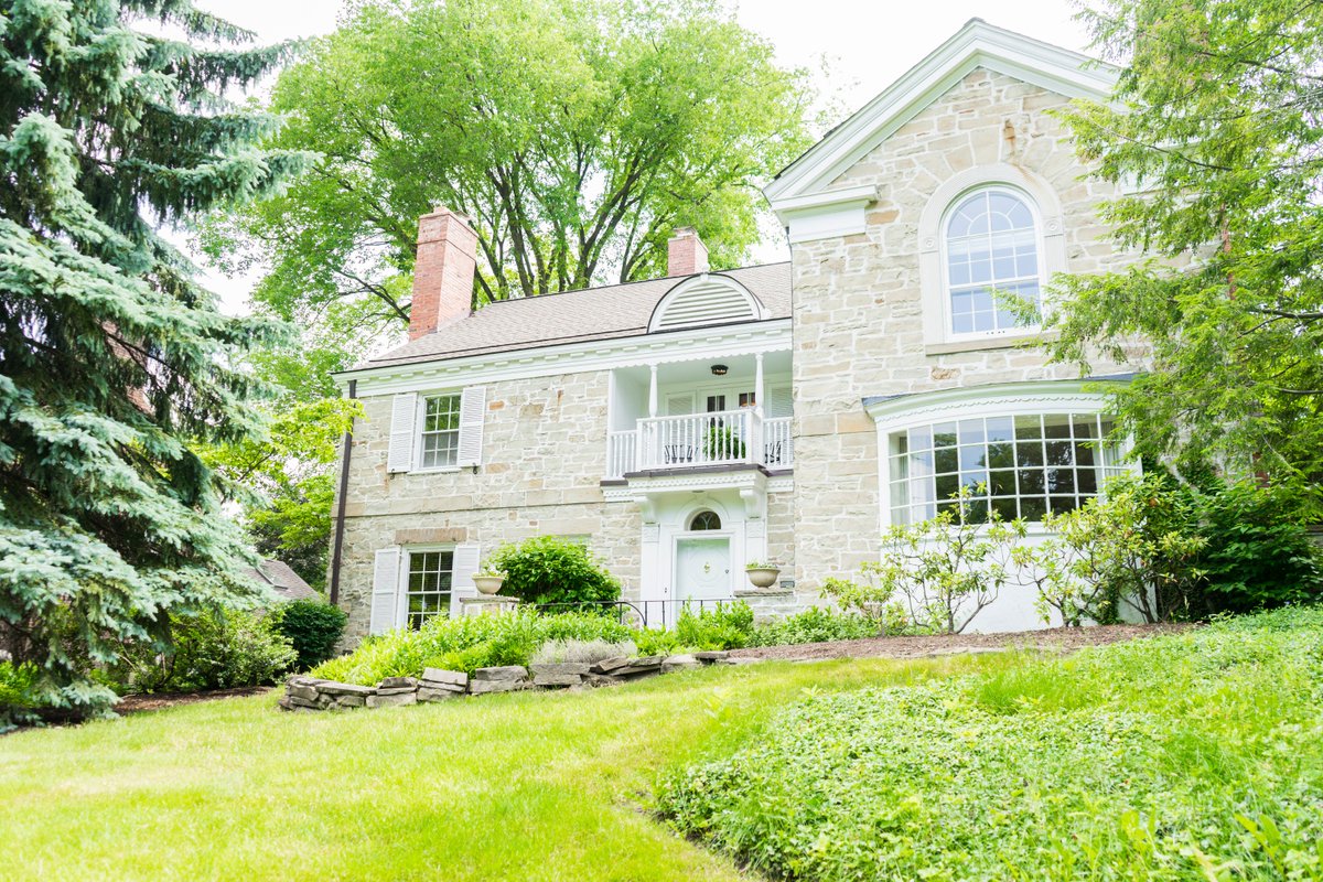 VntgHome's tweet photo. The secret to selling your home quickly (and for top $$$)? VNTG Staging! Check out one of our latest projects in Shaker Heights. #LiveBeautifully #forsale #Realty https://t.co/qPtpOnuOML
