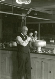 UWMadisonCALS's tweet image. In 1890, Professor Stephen Babcock invented a simple, fast way to determine the quality of milk with the Babcock test. Read more about Babcock's revolutionary impact on the dairy industry: bit.ly/2HOIfOe #DairyMonth
