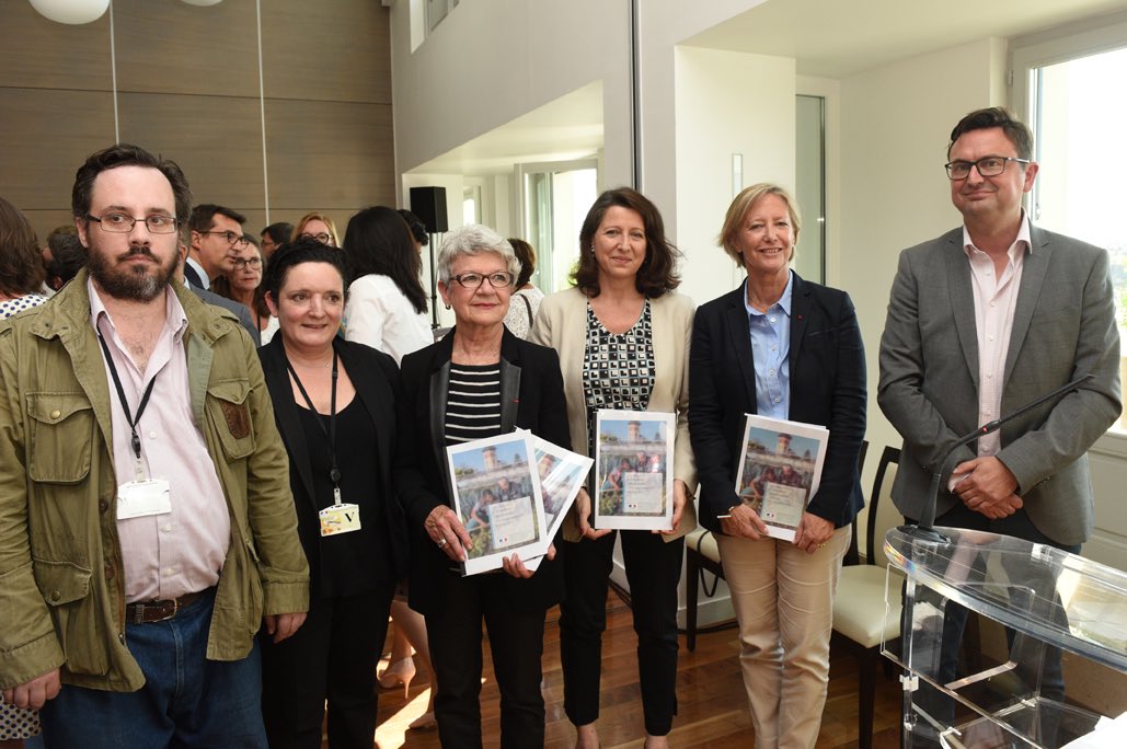 s_cluzel's tweet photo. C’est avec @murielpenicaud et @agnesbuzyn que @DominiqueGillot nous a remis son rapport pour une meilleure reconnaissance des #Aidants avec des pistes concrètes pour le maintien et le retour à l’#emploi. Plus que jamais, le travail est une source d’émancipation. #AvenirPro https://t.co/lRWyfsUxTs