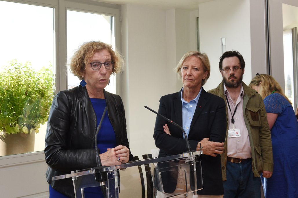 s_cluzel's tweet photo. C’est avec @murielpenicaud et @agnesbuzyn que @DominiqueGillot nous a remis son rapport pour une meilleure reconnaissance des #Aidants avec des pistes concrètes pour le maintien et le retour à l’#emploi. Plus que jamais, le travail est une source d’émancipation. #AvenirPro https://t.co/lRWyfsUxTs
