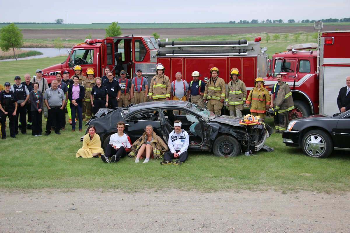 rcmpmb's tweet image. Last month, 110 students witnessed the aftermath of a horrific collision in Crystal City. Thankfully, it was a mock collision but it’s a scenario that’s too often been real. We’re hoping it left a lasting impression for safe driving choices. #noexcuses #rcmpmb #TrafficTues
