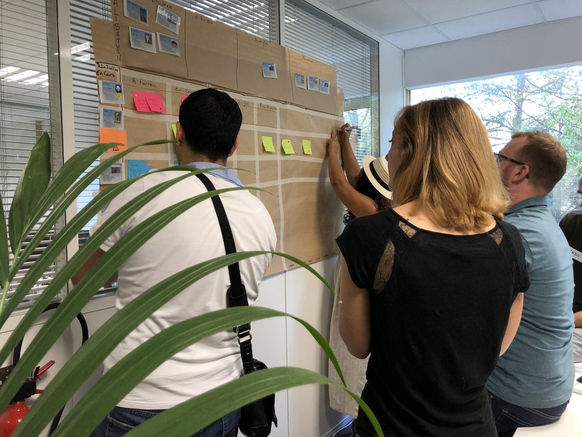 espritagile's tweet image. Le photographe embusqué capture une authentique équipe en cours de création d’un kanban dans son habitat naturel #agileAfterWork #autableau