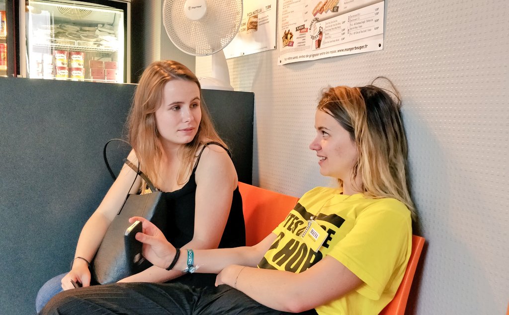 On est allées vous chercher les pizzas, soyez patients on arrive bientôt 🍕 #HACKACON404