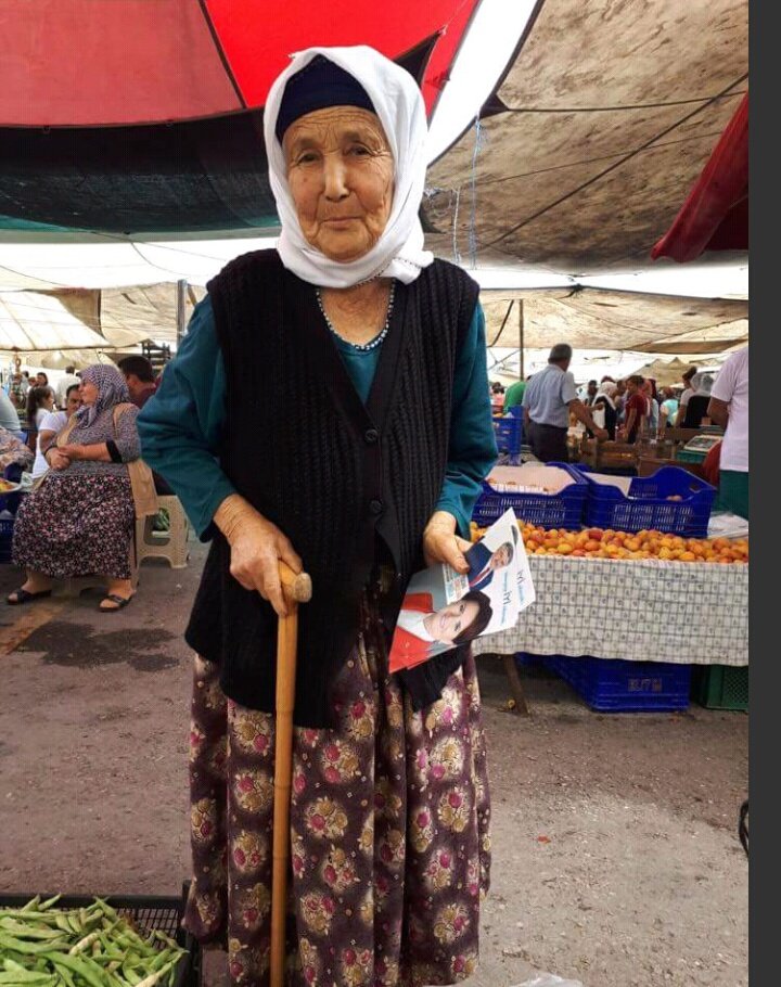 Sn.milletvekili adayımız Prof Dr Metin Ergun beyin 85 yaşında annesi milas pazarında broşür dağıtıyor işte bizden bu yüzden korkuyorsunuz.. 
#YüzünüGüneşeDönTürkiye #TurkiyeİYİOlacak #BakIYIlergeliyor #TülbentDevrimi #MarmaraereğlisiİYİolacak 
#sıkıldık #SandıkGücüileBaşaracağız