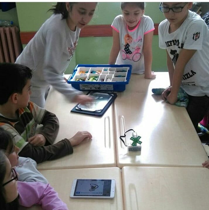 Erken dönemden itibaren çağın gerektirdiği becerilerle öğrencilerimizi yetiştiriyoruz . Legolarla fen bilimleri dersini eğlenceli hale getirerek teknolojiyi de entegre ediyoruz. 
#farklıyızogretmeniz 
#egitimdeguzelornekler 
<a href="/kalemem20/">Kale İlçe Milli Eğitim Müdürlüğü</a> 
<a href="/BilimSenligi20/">Kale Bilim Şenliği</a>