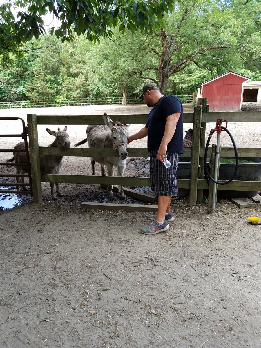 RebeccaHRM1034's tweet photo. Lowe's of of Cape May giving back to the community at the Funny Farm.. #R7HRSQUAD #nmcmillan1243 #givebacktime https://t.co/KE5bbwbfkO