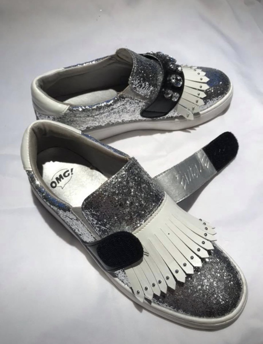 vinylburns's tweet photo. Your shoe game is week. #stiltwalkers #masquerade #masqueradeball #makeup #costume #opera #performanceart #circus #rovingentertainment #talents #amazing #evententertainment #kis #my #supernaturalexperience #prettyslick #duo #djs #doingwhatwelove https://t.co/DS9iJ4jgUc