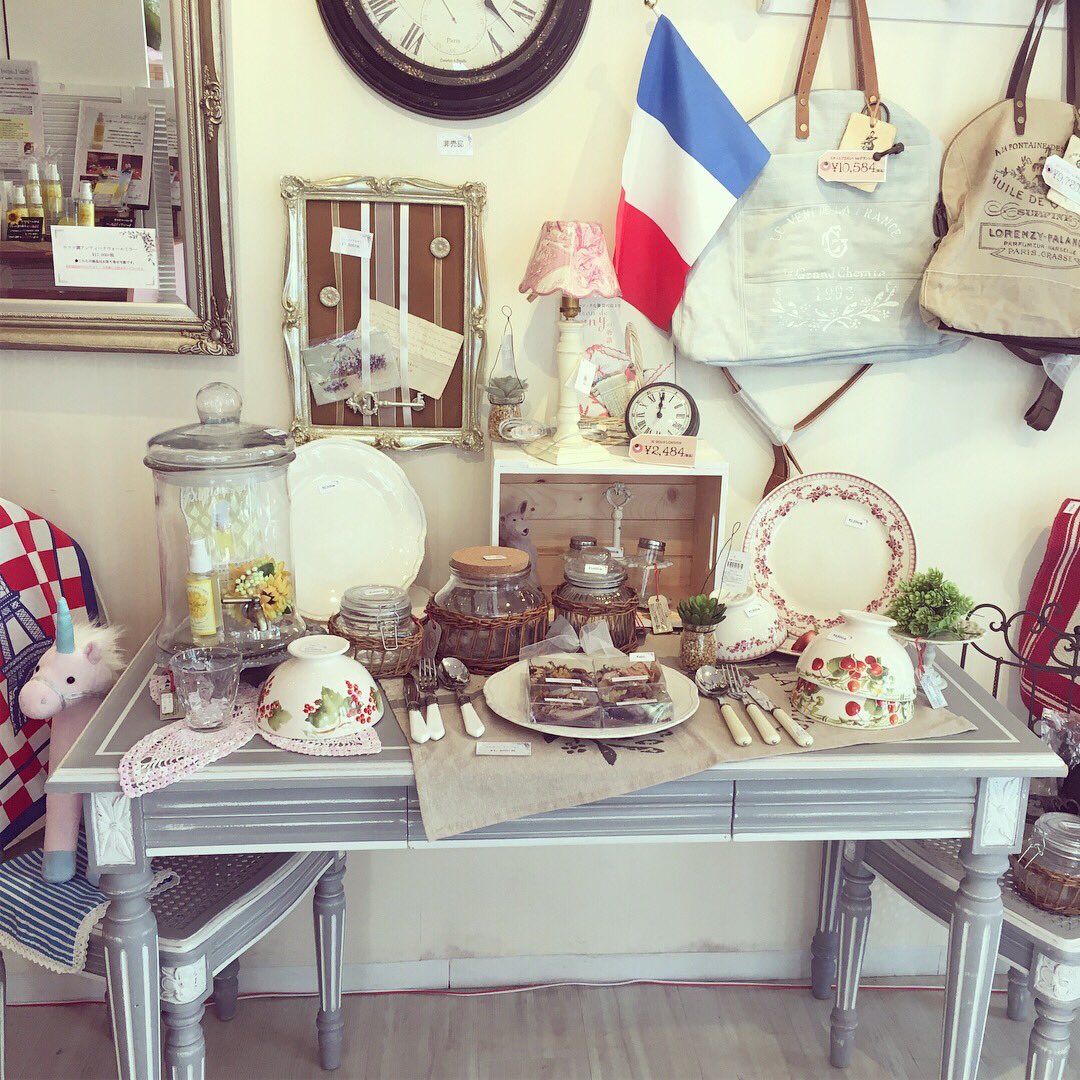 フランス雑貨chouchou 今日は定休日でお休みです 久々にゆっくりできると 朝からソワソワしてます ソワソワしたままアレコレ動かないよう 気をつけたいと思います 鳥取市 雑貨屋 フランス雑貨 ヨーロピアン調 アンティーク フランス好き