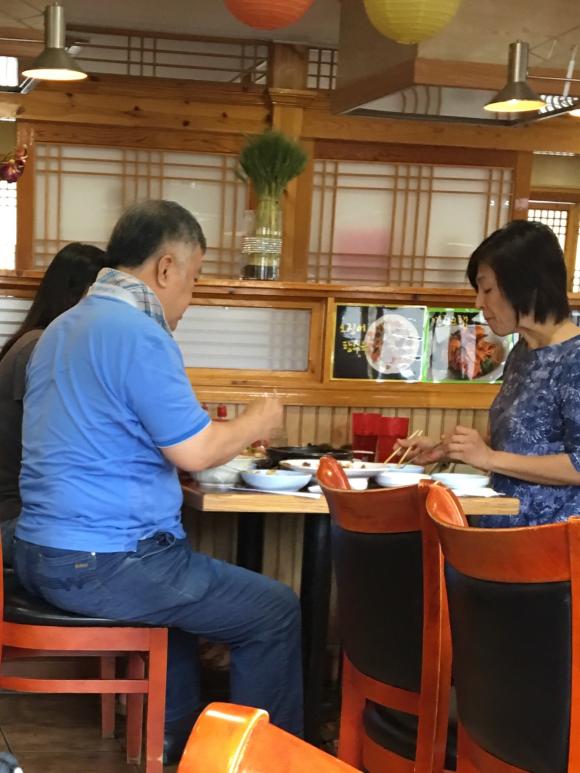 “미국 페어팩스에 전 대검 중수부장 이인규 포착”

1만 달러 넘는 도피자금으로 미국에 체류중인 이인규가 가족과 함께 
미국 워싱턴 버지니아주 페어팩스
'장원반점'에서 밥을 먹고있는 모습포착!

'논두렁 시계’ 조작사건의 핵심 이인규를 뒤쫓고 있는 
북미 민주포럼에서는 현상금 $500을 걸고있다.