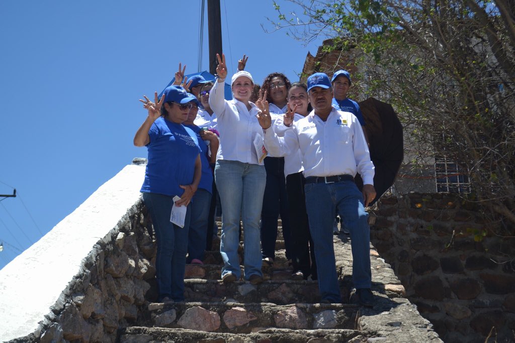 celyaldana's tweet photo. " Seguimos Conectando Sonora"
Cerca de la gente, en la calle, casa por casa, escuchando a nuestros vecinos, juntos mejoraremos el Rio Sonora; hoy trabajamos en Baviacora, gente de esfuerzo y hospitalaria. #QueSubaElRio #QueSubaEl18 https://t.co/tOIOVZZL2B