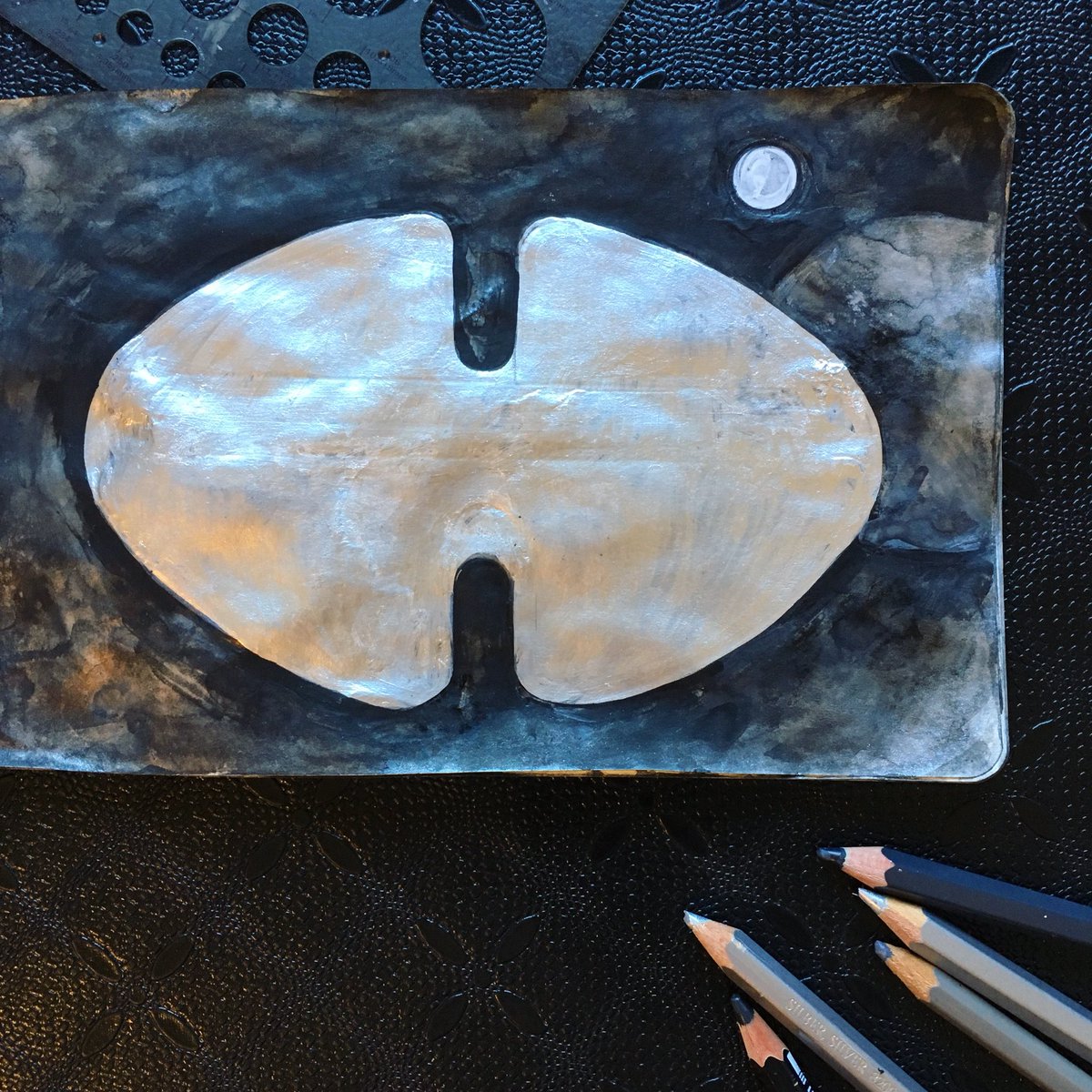 JuliaHensley's tweet image. Egg-type #biomechanical #spaceform approaching the Horà Nebula✨🥚✨ #sketchbook #technology #biology #scifi #ancientfuture