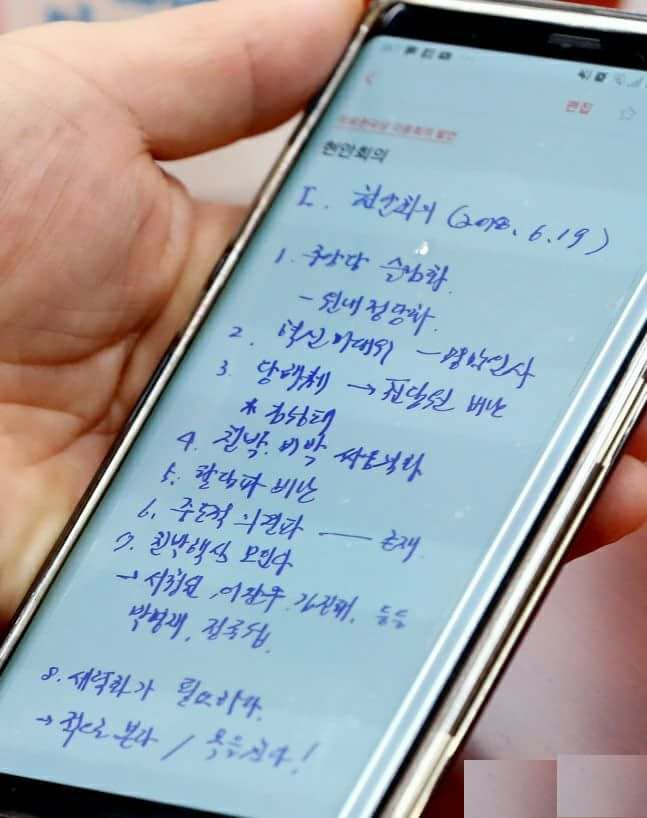 김무성 김성태 잡넘들이
아직도 정신을 못 차리고 친박들 목 치자고 모의를 하고있다
한국당이 다시 사는길은 김무성과 김성태 나경원 같은
잡넘, 잡뇬들을 쫓아내고 친박들과 다시 힘을 합치는거다
한국당을 말아 먹은건 광주사태를 민주화라한 김영삼 쫄개 들이다
김영삼과 김대중은 같은넘이다